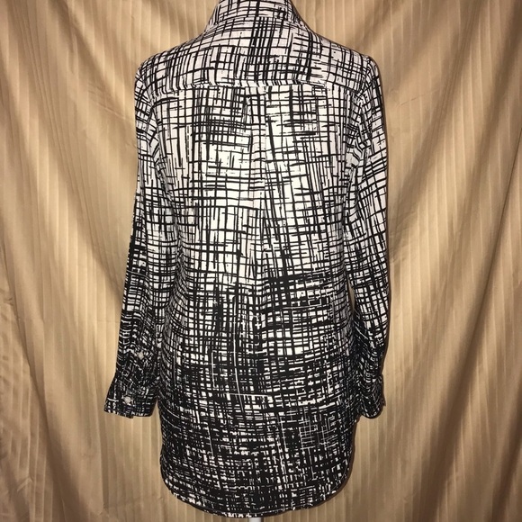 NEW YORK & COMPANY XS B&W LONG SLEEVED BLOUSE - Picture 2 of 8